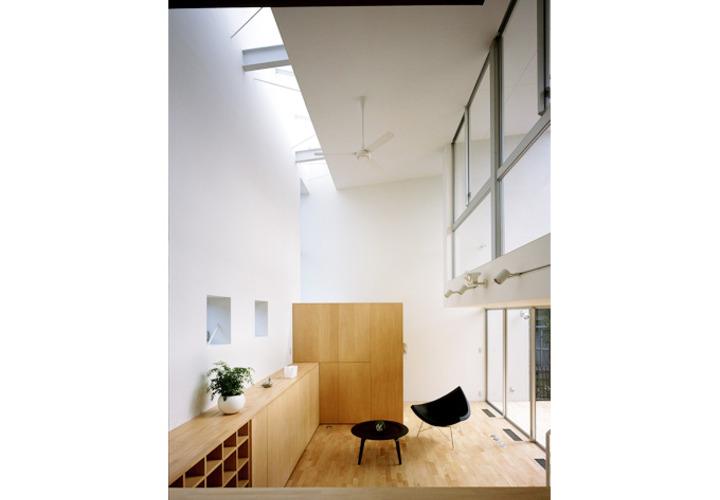 吹き抜けとトップライトのあるリビング