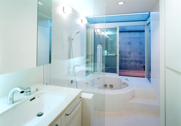 バスコートに面する円形バス設置浴室