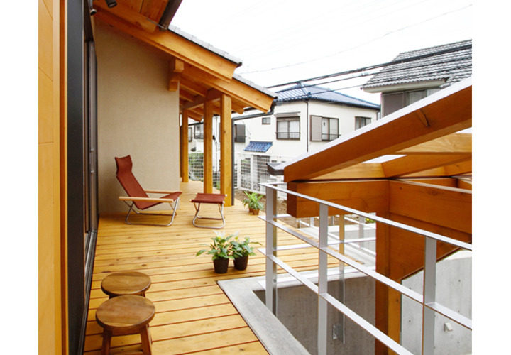 リビングと繋がる眺めの良い開放的なウッドデッキ