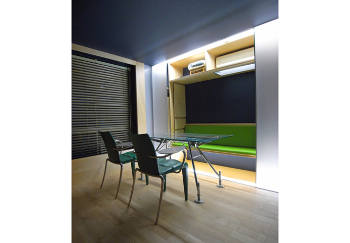 内装の袖壁と一体化したソファー