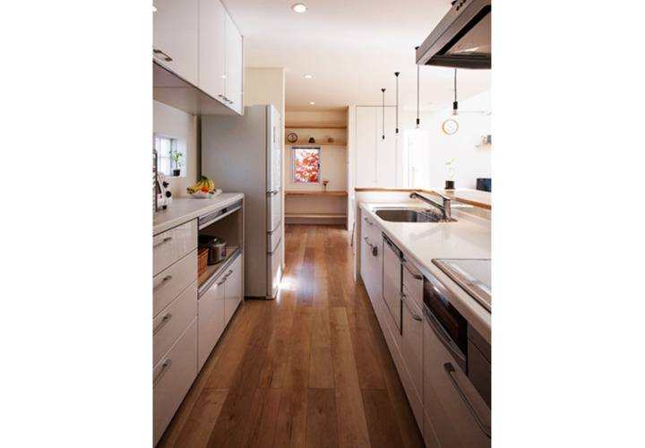 白のキッチンとダイニング、そしてカウンタースペース