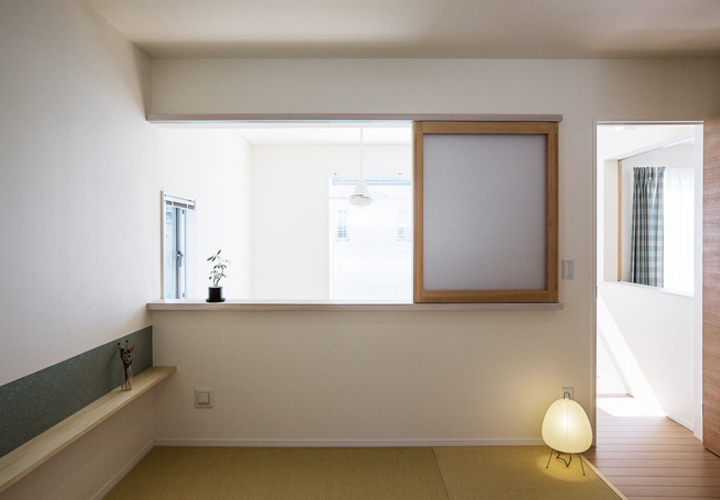 吹抜を介して外も見られるタタミのMBR