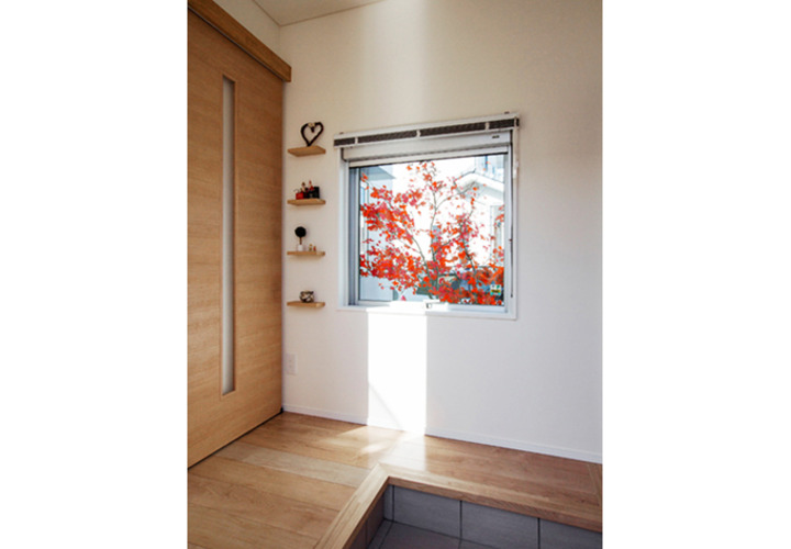 最小のWICを持ち、植栽も見られる小さな玄関