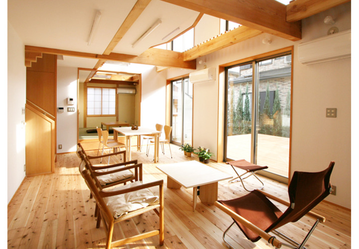 吹抜による明るく開放的なリビングダイニング＋和室