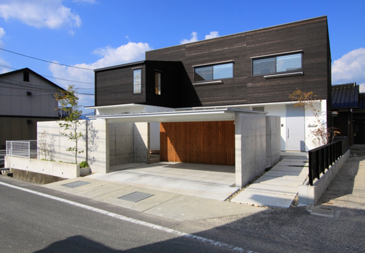 ガレージ背面を木製格子とし居間に面した中庭を形成