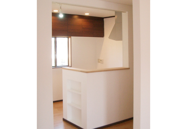 廊下を挟んだ収納を改造したキッチン