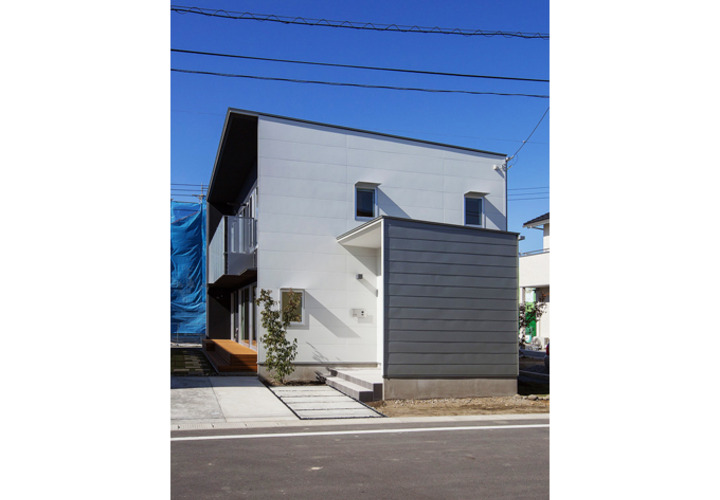 サイディングとガルバリウム鋼板横葺きの外壁