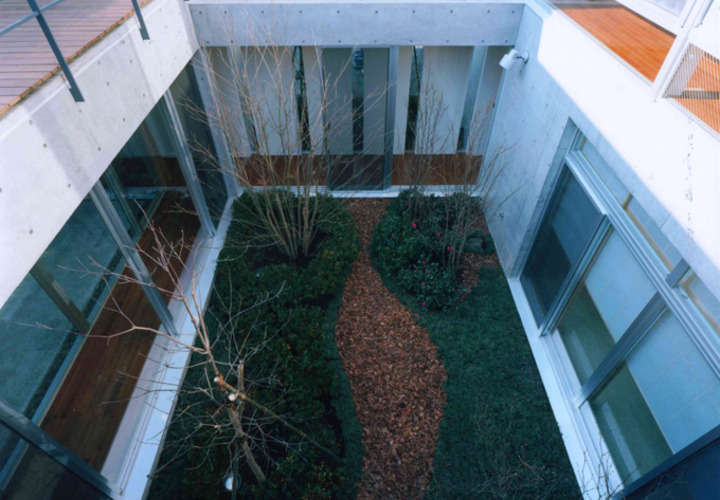 親世帯と子世帯間の中庭空間-2