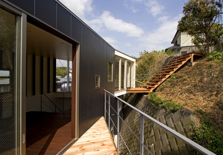 隣接する擁壁に渡るブリッジテラス