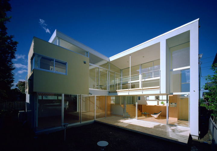 庭側からの開放的な外観