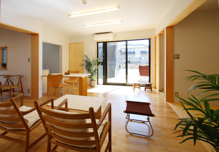 バリアフリーで他の部屋と繋がる居間・食堂