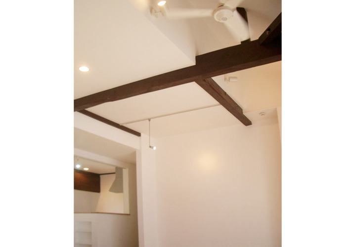 自然塗料で梁・柱をデザイン要素に