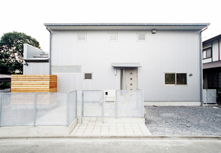 ガルバリュウム鋼板とスクエアでシャープな外観