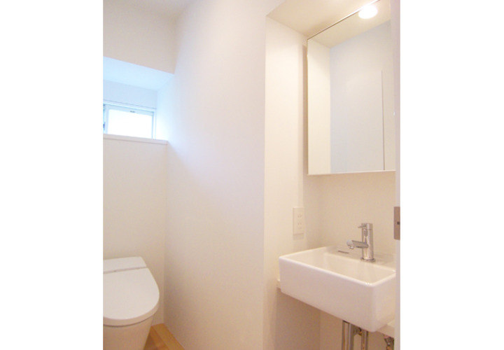 コンパクトな洗面器のあるトイレ