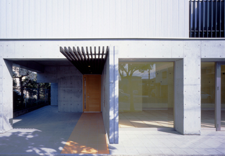 クールな外壁に対してあたたかな素材で出迎える