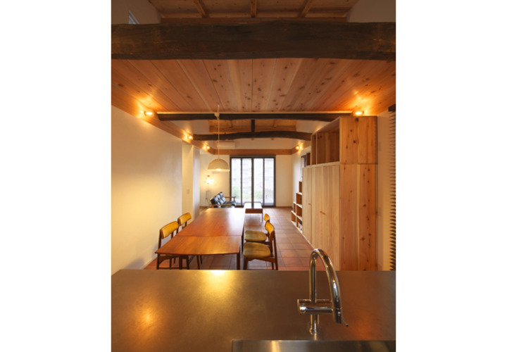 自然素材に囲まれた明るいリビングダイニングキッチン