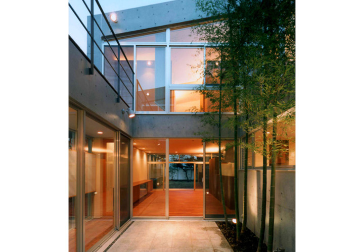 親世帯の中庭からLDKを通して東側庭を見る