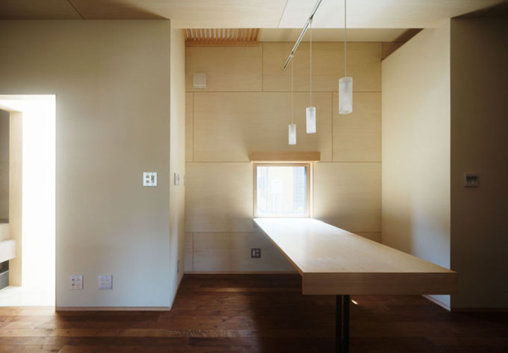 1本足のダイニングテーブル