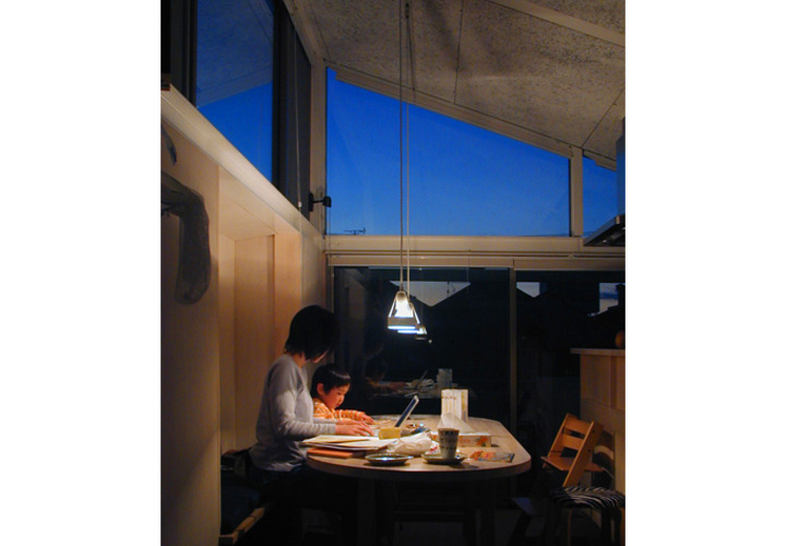 夕暮れ時の食卓