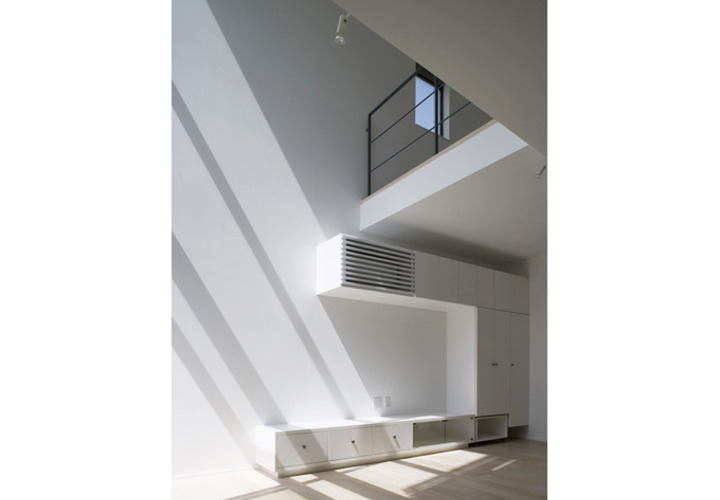 吹き抜けに差し込む大開口からの光