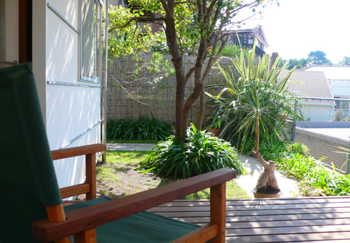 雨の日も外が楽しめる屋根付きデッキ