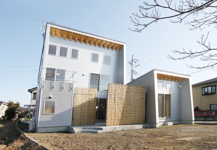 プライバシー確保のためのヨシズが印象的な外観