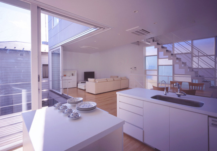 中庭に大きく開くリビング・ダイニング