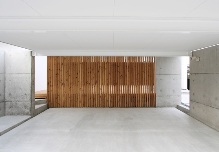 2枚のコンクリート壁に屋根を架けただけのガレージ