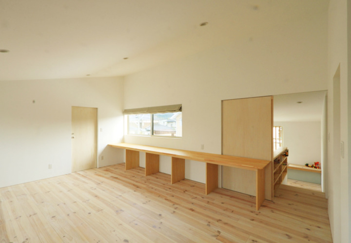 間仕切りのない子供スペースと家族学習用カウンター