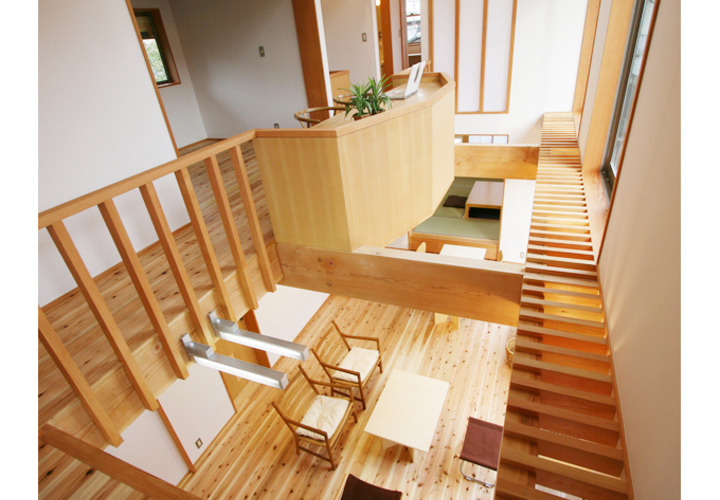 上方に広がる開放感ある吹抜