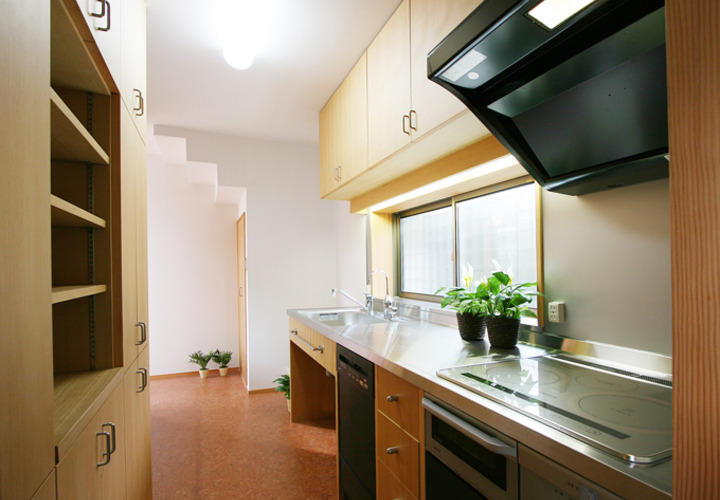収納いっぱいの大工さんの造るオーダーメイドキッチン