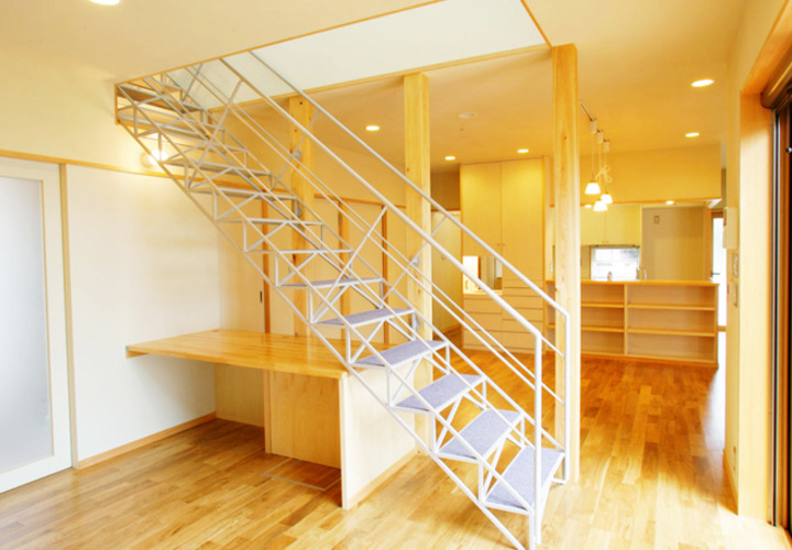 リビングとトラス階段とワークスペース
