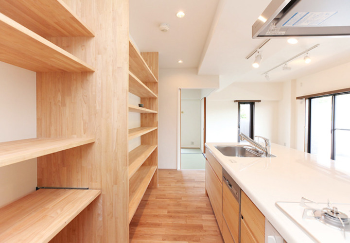 キッチンを壁の囲いから開放