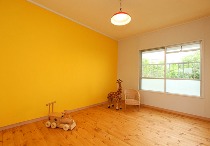 ビビッドな壁面塗装で懐かしい空気感を演出