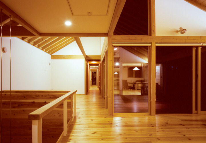 中庭は開放感と安心感をつくり出す。