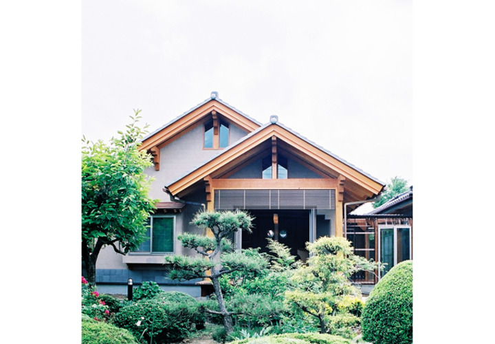 切妻のバランスが良い形の東側外観