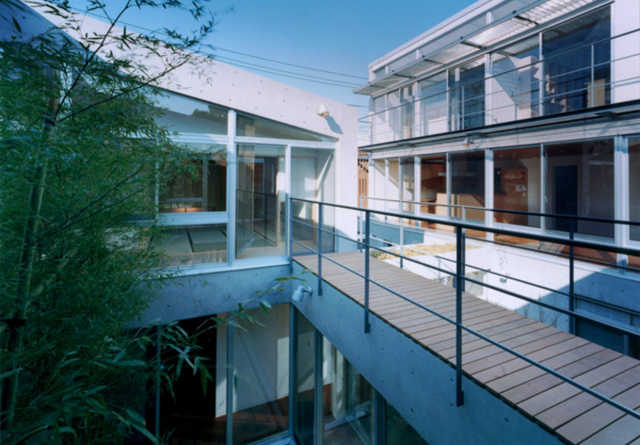 親世帯中庭から世帯間中庭を経て子世帯を見る