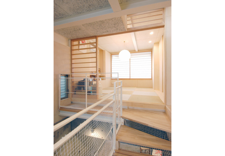 1階廊下からタタミのスペースを見る