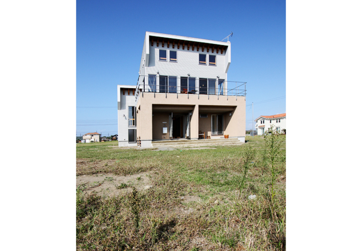 展望を重視した海側の外観