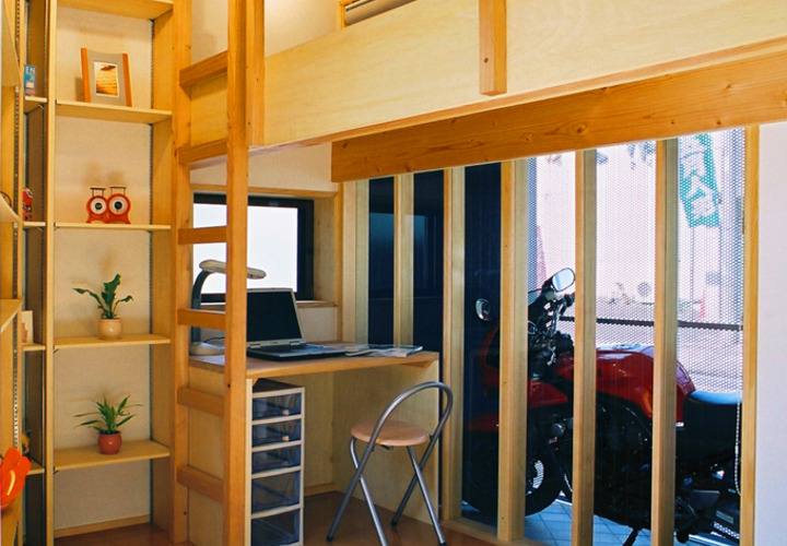 好きなバイクが室内からベットから観れる部屋