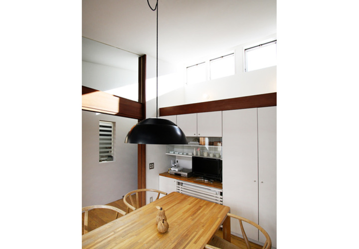 南側のトップサイドライトから陽が差込む食堂