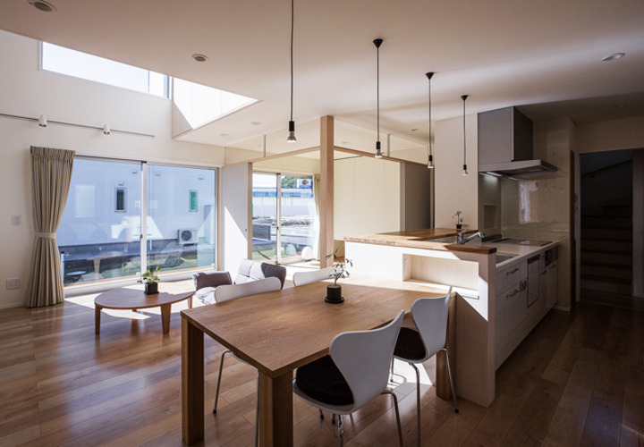 黒のシンプルなペンダントも特徴的なLDK