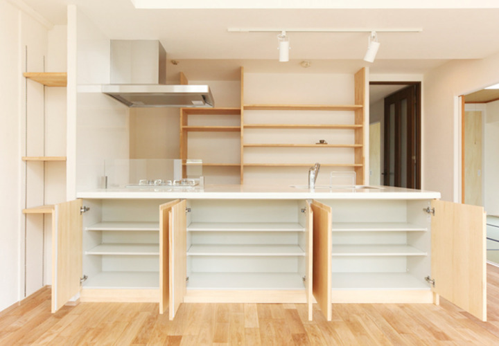 収納量の莫大な無垢材キッチン