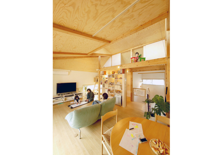 ダイニングから見たリビングとロフト