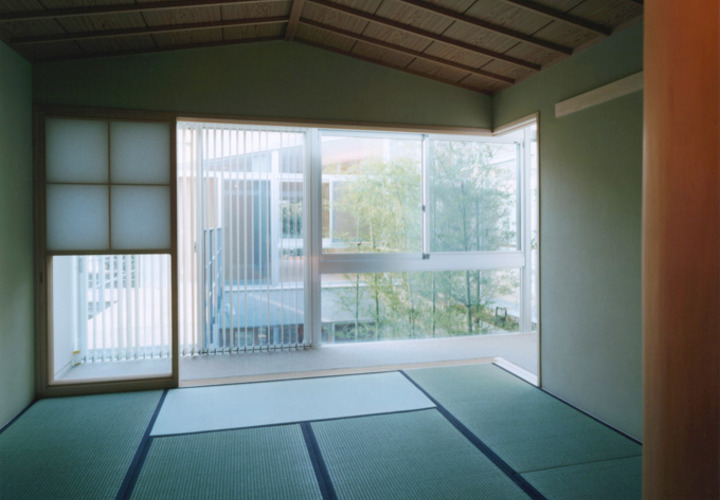 親世帯２階の和室から中庭を見る