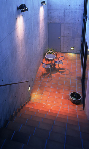 コンクリート打放しの壁で囲われた地階のコートヤード