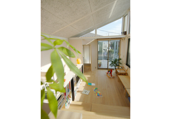 ダイニング奥から連続するリビング