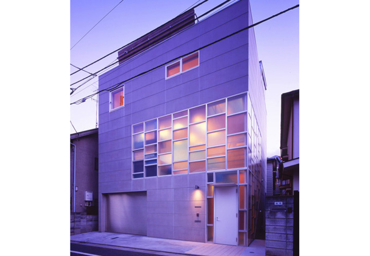 内部の光がほのかに移ろうファサード