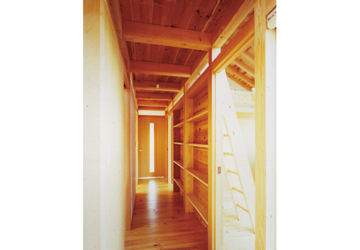 子供室の壁：柱の奥行きで壁面収納壁面上部の開口部