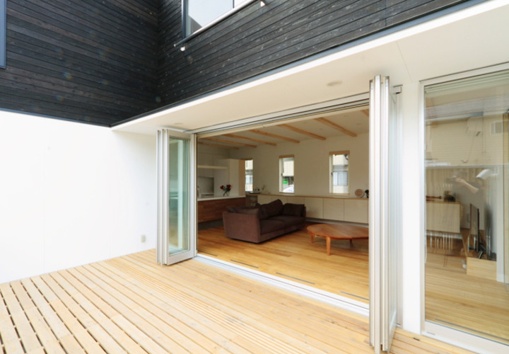 リビング開口いっぱいのデッキテラス
